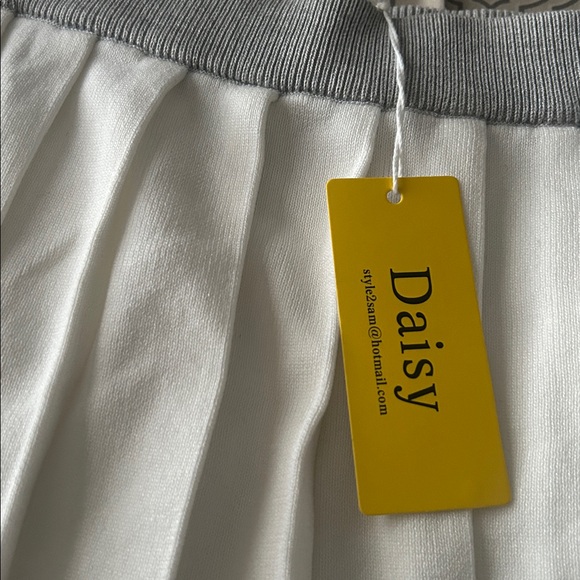 Daisy Elegant Gray and White Pleated Skirt size XL - Picture 5 of 5